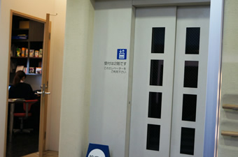1F　入口　正面エレベーターに向かって左手　食事カウンセリングルーム　入口